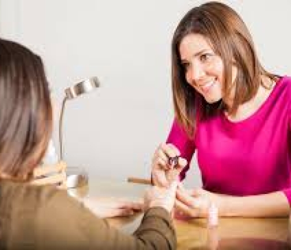 Học Nail Online Hay Offline? Đâu Là Lựa Chọn Tốt Nhất Cho Người Mới Bắt Đầu?