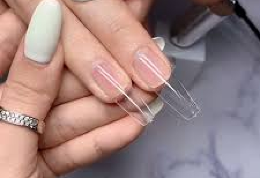 Kỹ thuật úp móng không bị lệch: Bí quyết chuẩn salon giúp form đẹp – bền – chuyên nghiệp