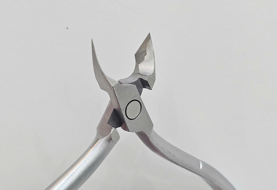 Phân Biệt Kềm Tốt – Kềm Kém: Bí Quyết Giúp Thợ Nail Làm Nghề Bền Và Êm Tay
